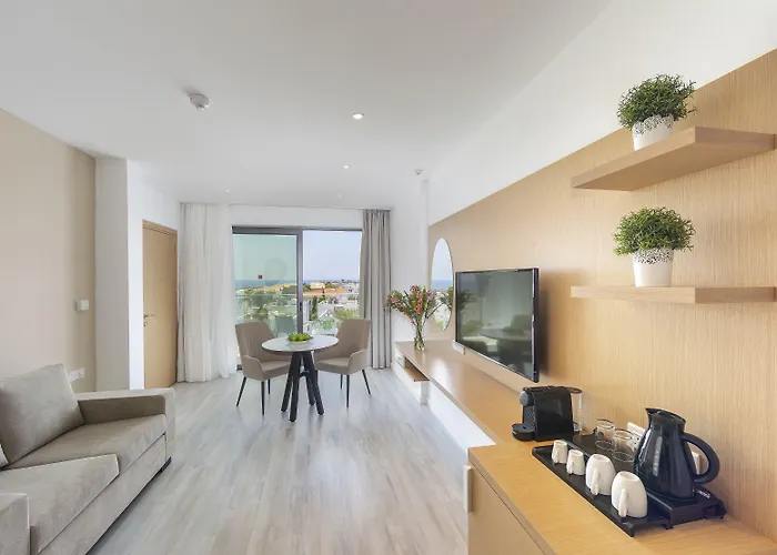 Leonardo Crystal Cove & - Adults Only 4*